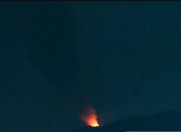 Gunung Api Ibu di Halmahera Barat, Maluku Utara mengeluarkan lava pijar dan sinar api, Kamis (21/11/2024) malam. (Antara)