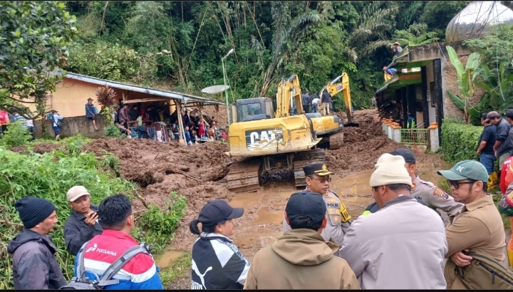 Proses evakuasi korban longsor di Karo, Sumatera Utara menggunakan alat berat, Minggu (24/11/2024). (dok.Polres Karo)