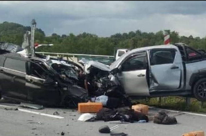 Kecelakaan maut di Jalan Betong, Sarikei, Sarawak, Malaysia, Kamis (21/11/2024) menewaskan 7 WNI. (dok.kompas.com)