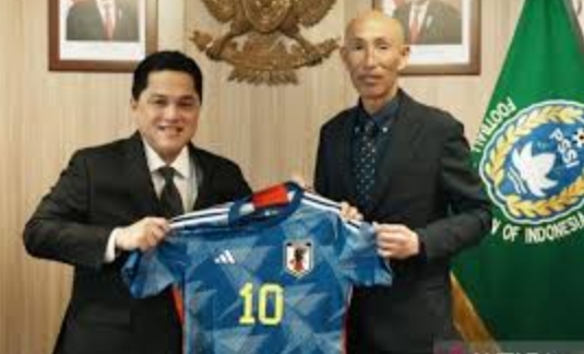 Ketua Umum PSSI Erick Thohir berfoto dengan pelatih timnas sepakbola putri, Satoru Mochizuki dalam sebuah kesempatan. (dok.Antara)