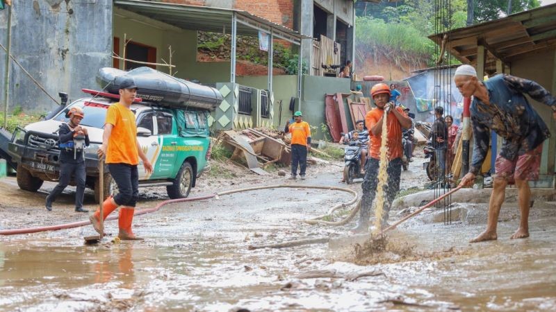 Tim BAZNAS Tanggap Bencana (BTB) saat membantu korban bencana di Sukabumi. (Foto: dok.BAZNAS for Warta Lentera)