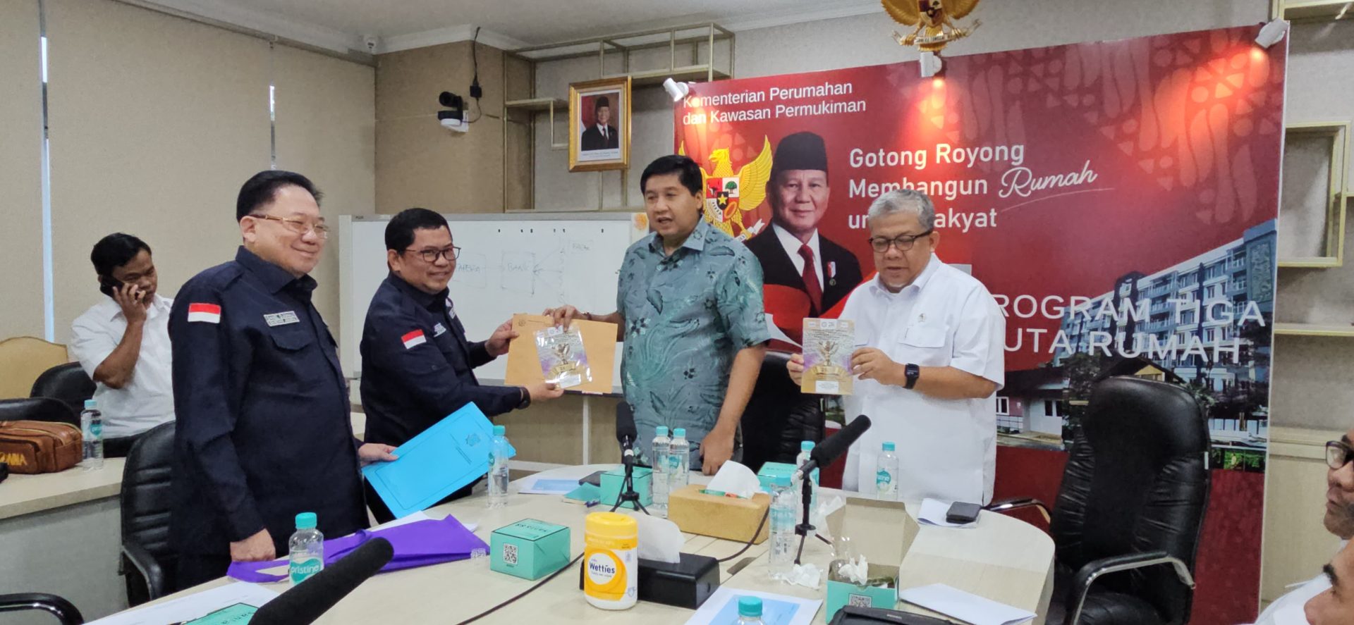Menteri Perumahan dan Kawasan Permukiman (PKP) Maruarar Sirait bersama dengan pengurus Asosiasi Pengembang Perumahan dan Permukiman Seluruh Indonesia (APERSI). (Vita Kartono)