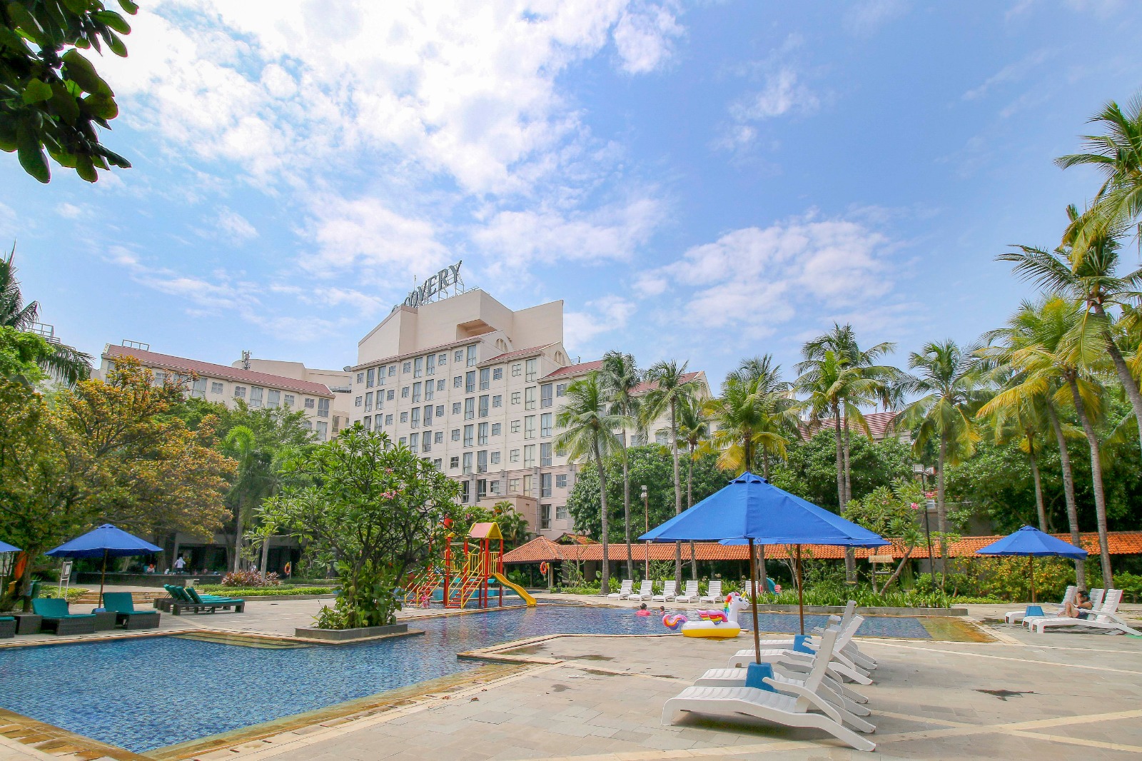 Fasilitas kolam renang dan tempat bermain anak di Hotel Discovery Ancol, Jakarta Utara. (Vita Kartono)