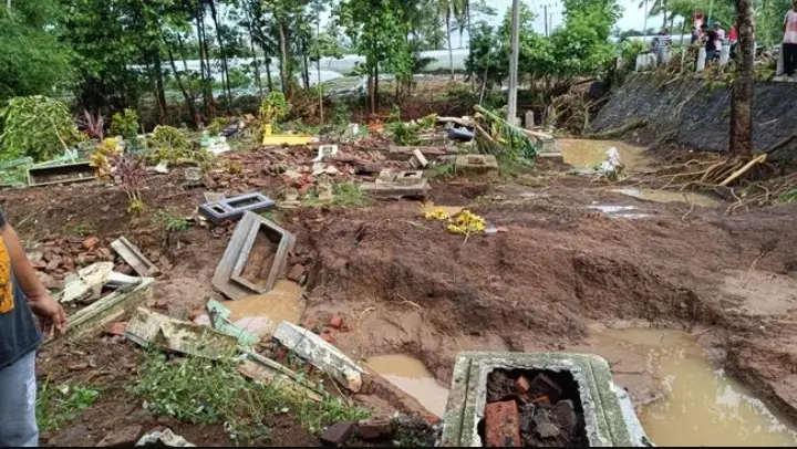 Banjir Bandang Terjang Blitar, Dua Rumah Hanyut dan Makam Rusak