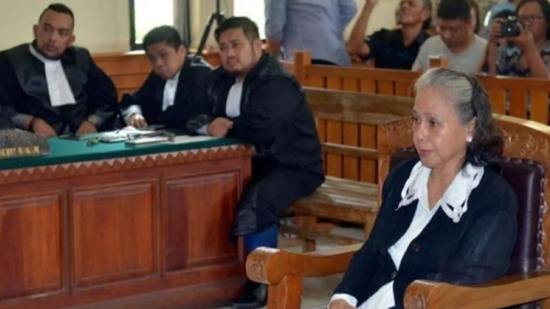 Terdakwa kasus pembunuhan Angeline, Margriet Christina Megawe (kanan), mendengarkan agenda tuntutan saat persidangan di Pengadilan Negeri Denpasar, Senin (29/2/2016). (Foto: dok.Antara)