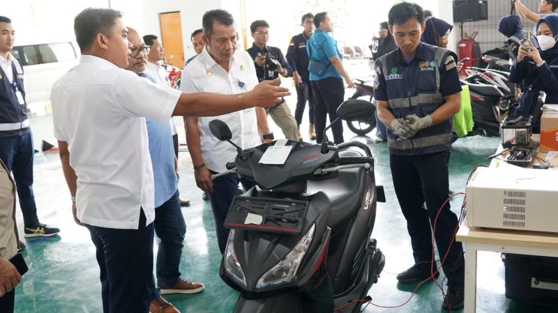 Ditjen Hubdat Kemenhub saat melaksanakan pengujian 138 sepeda motor listrik di Bekasi pada 7-8 Desember 2024. Pengujian massal ini diikuti bengkel-bengkel konversi tipe A maupun tipe B di wilayah Jabodetabek. (Foto: dok.Hubdat Kemenhub for Warta Lentera)
