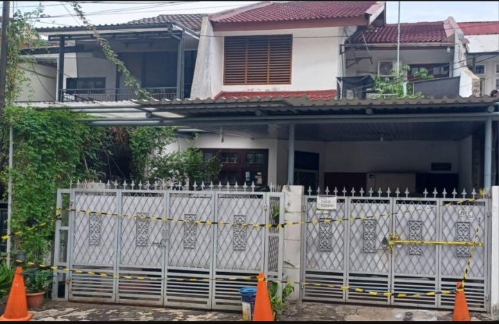 Rumah Tempat Kejadian Perkara (TKP) pembunuhan sekeluarga yang dilakukan seorang anak berusia 14 tahun di Perumahan Bona Indah, Lebak Bulus, Jakarta Selatan, Sabtu (30/11/2024). (istimewa)
