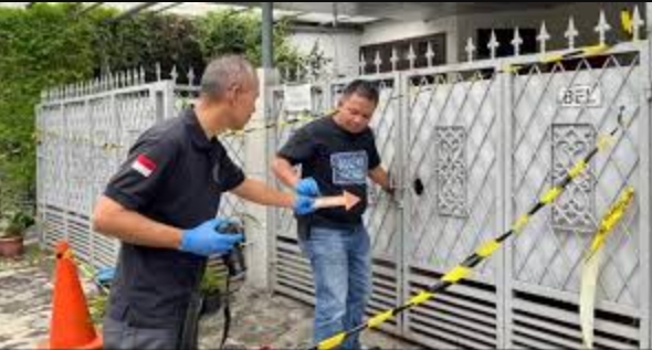 Petugas kepolisian memasang kembali police line di Tempat Kejadian Perkara (TKP) pembunuhan sekeluarga yang dilakukan seorang anak berusia 14 tahun di Perumahan Bona Indah, Lebak Bulus, Jakarta Selatan, Sabtu (30/11/2024). (istimewa)