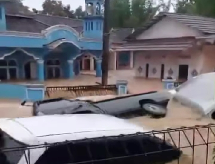 Banjir bandang yang melanda kawasan Pelabuhan Ratu, Sukabumi, Jawa Barat, Rabu (4/12/2024). (istimewa)