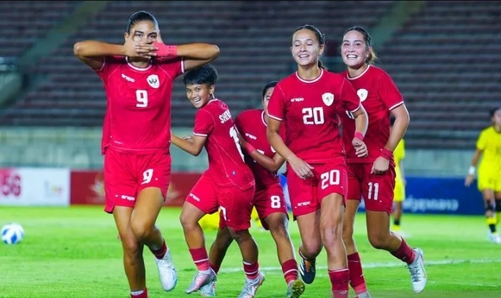 Timnas sepakbola putri sukses membawa pulang Piala AFF Putri 2024 usai menundukkan Kamboja 3-1 di partai final, Kamis (5/12/2024). (dok.PSSI)