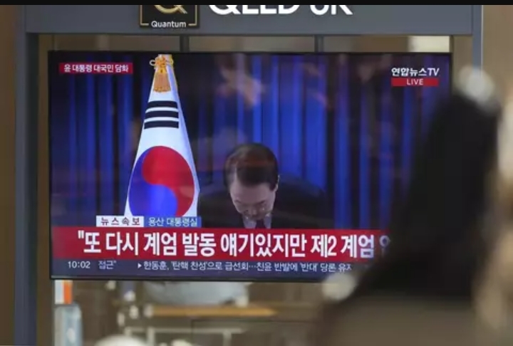 Presiden Korea Selatan Yoon Suk Yeol meminta maaf ke publik dalam siaran di TV yang disaksikan warga di Stasiun Kereta Api Seoul di Seoul, Korea Selatan, Sabtu (7/12/2024). (AP/AP)
