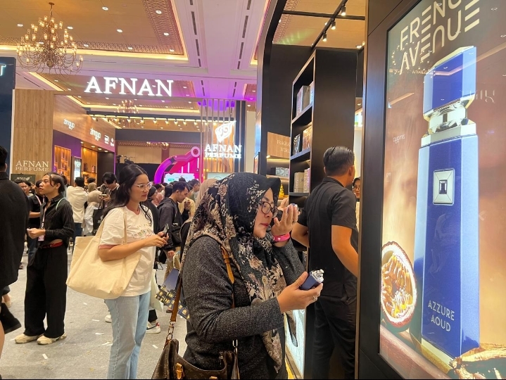 Pengunjung bisa mendapatkan pengalaman mencoba aneka produk kecantikan di gelaran Jakarta X Beauty (JXB) 2024 yang dihelat di Jakarta Convention Centre (JCC), Senayan, Jakarta, 5-8 Desember 2024. (Brigita Tan/Warta Lentera)