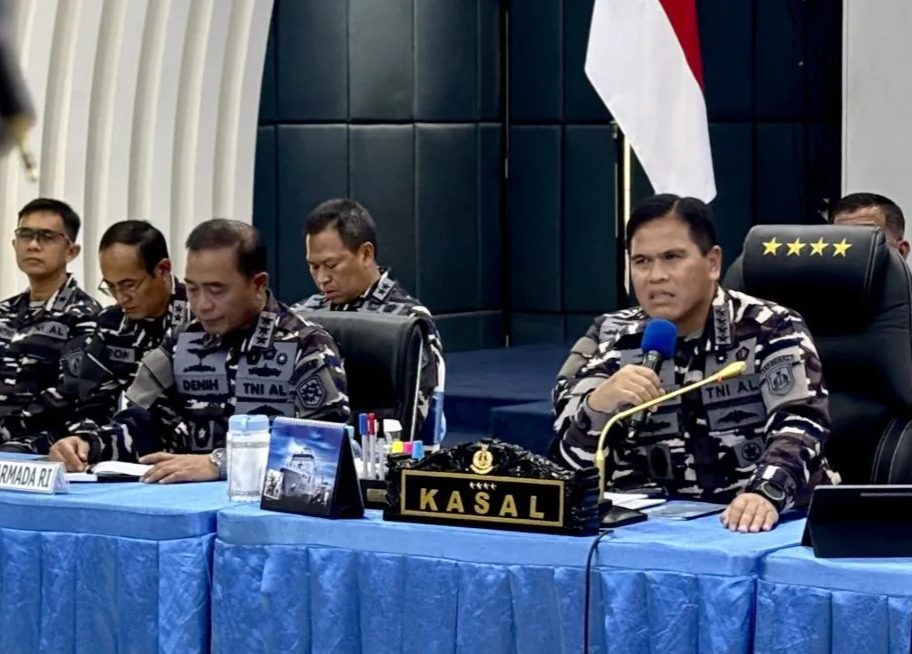 Kepala Staf TNI Angkatan Laut Laksamana TNI Muhammad Ali (kanan) saat jumpa pers terkait MNEK Ke-5 dan pencapaian TNI AL sepanjang tahun 2024 di Wisma Elang Laut, Jakarta, Jumat (3/1/2025). (Antara)