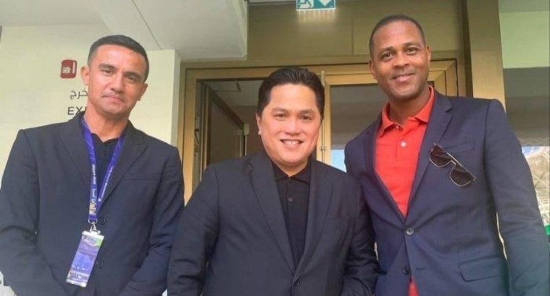 Ketum PSSI Erick Thohir foto bersama dengan Patrick Kluivert (kanan Erick) kandidat kuat pengganti pelatih Timnas Indonesia Shin Tae Yong. (istimewa)