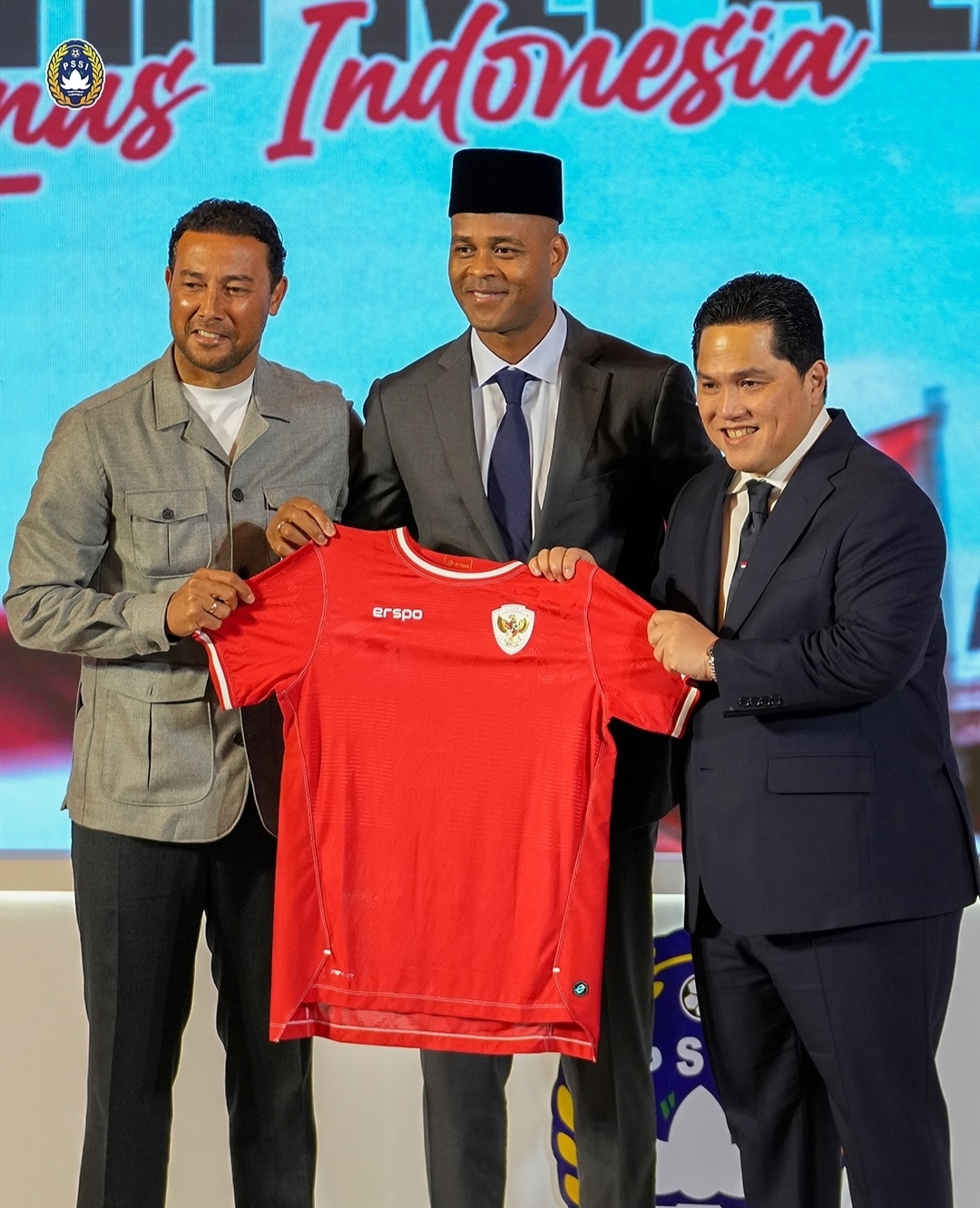Patrick Kluivert diperkenalkan secara resmi ke publik sebagai pelatih baru Timnas Indonesia menggantikan Shin Tae Yong, didampingi Ketum PSSI Erick Thohir, Minggu (12/1/2025). (Instagram @pssi)