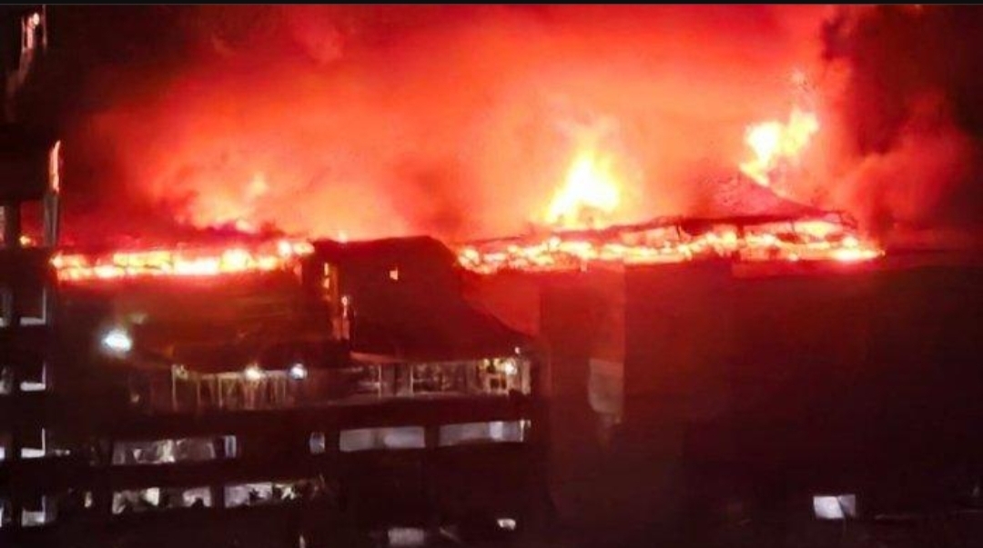 Kebakaran di Glodok Plaza, Jakarta Barat, Rabu (15/1/2025) malam. (net)