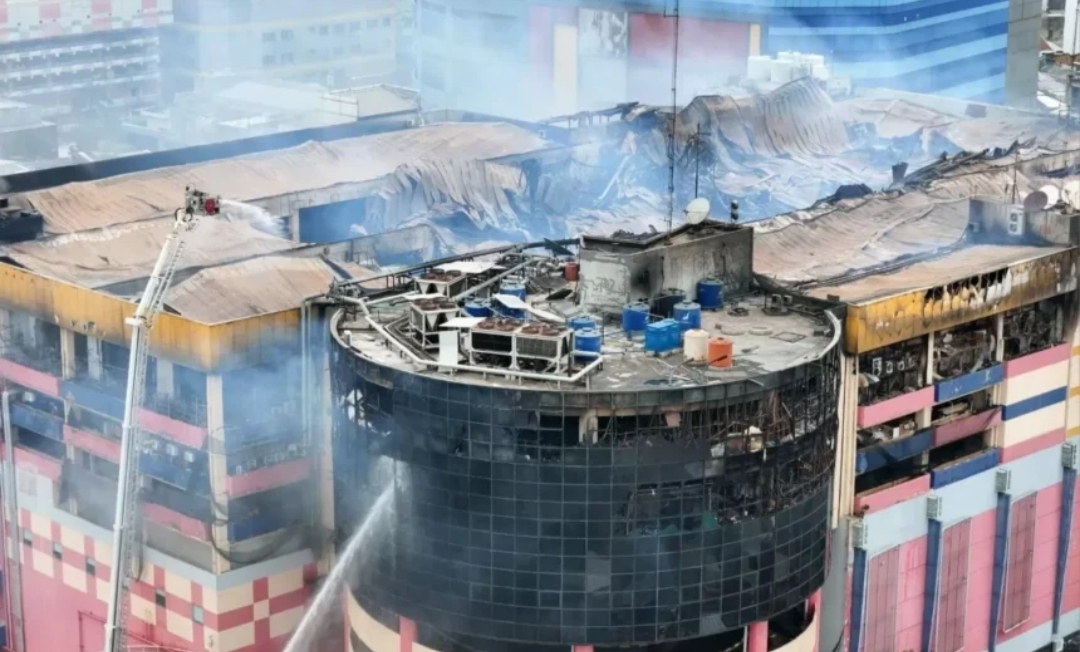 Bagian atas gedung Glodok Plaza hangus luluh lantak usai dilalap si jago merah. (Istimewa)