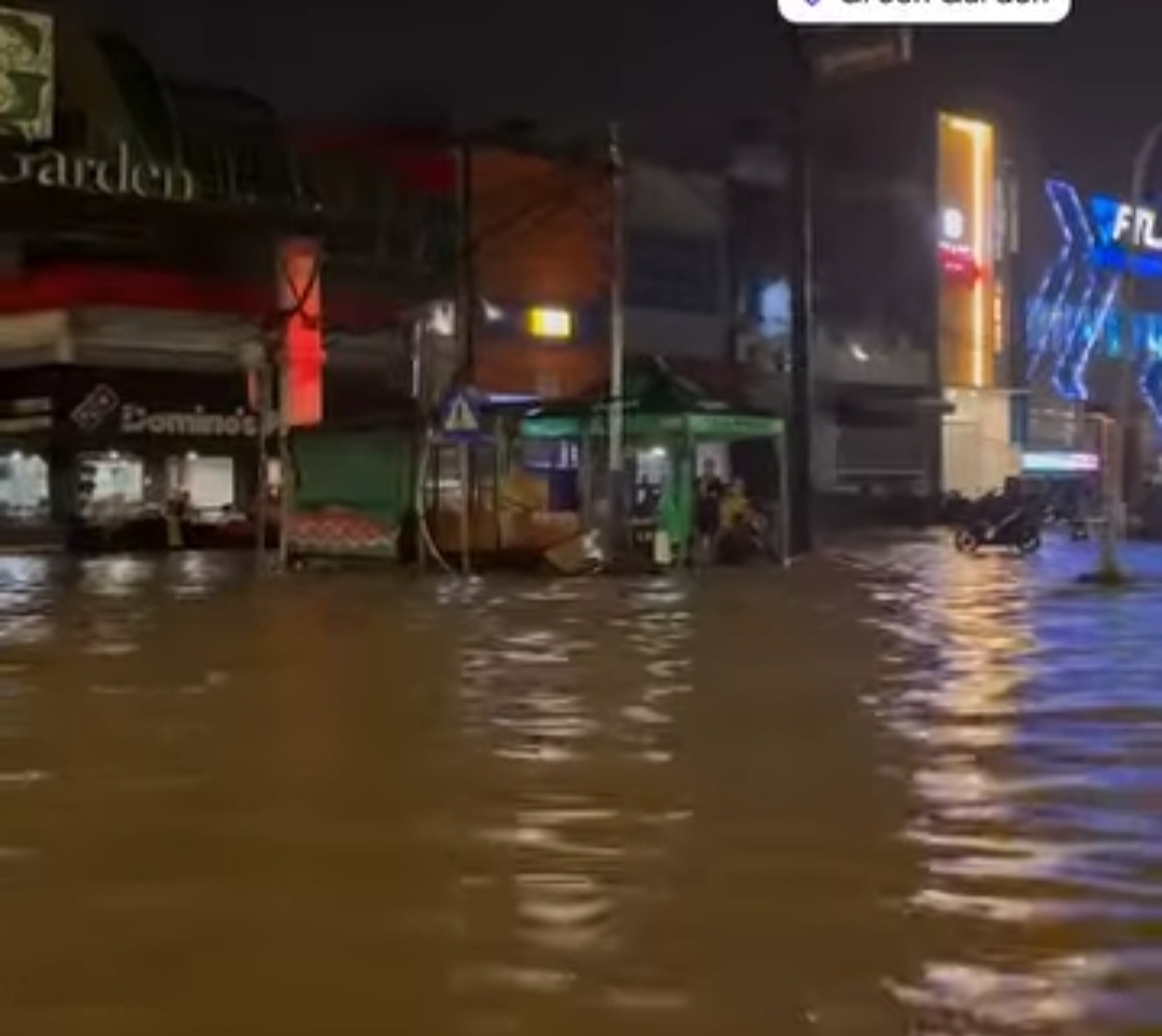 Banjir meluap hingga ke jalan raya di kawasan Green Garden, Jakarta Barat. (Instagram @jktgo)