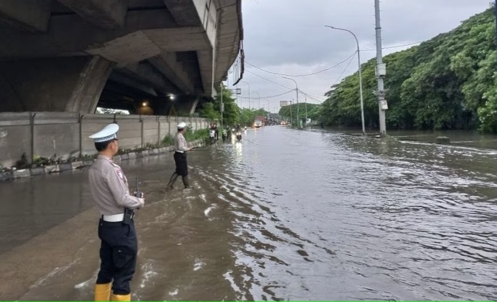 Ruas jalan di Kawasan Berikat Nusantara (KBN), Cilincing, Jakarta Utara, masih tergenang banjir, Kamis (30/1/2025). (X @tmcpoldametro)