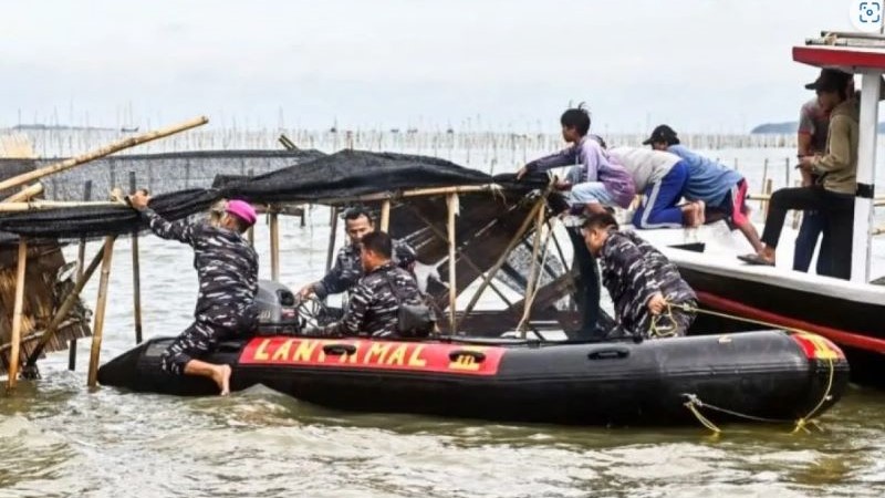 Personel TNI AL dan nelayan membongkar pagar laut yang terpasang di kawasan pesisir Tanjung Pasir, Kabupaten Tangerang, Banten, Sabtu (18/1/2025). (Foto: Antara)