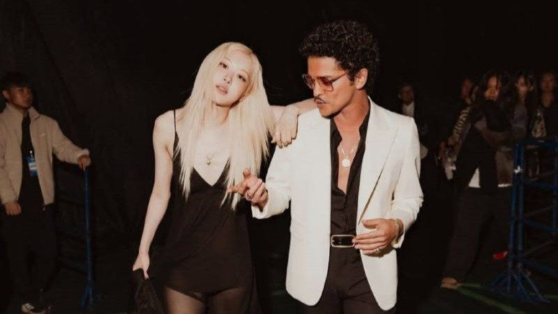 Lagu “APT.” hasil kolaborasi Rose BLACKPINK dan Bruno Mars hingga pekan ini masih bertahan di peringkat lima besar Billboard Hot 100. (Foto: tangkapan layar Instagram @roses_are_rosie @brunomars