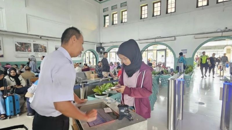 Penumpang memindai tiket di Stasiun Pasar Senen, Jakarta Pusat. PT Kereta Api Indonesia (Persero) Daerah Operasi (Daop) 1 Jakarta mengoperasikan tujuh kereta api (KA) tambahan yang melayani berbagai tujuan di Pulau Jawa guna mengantisipasi peningkatan jum