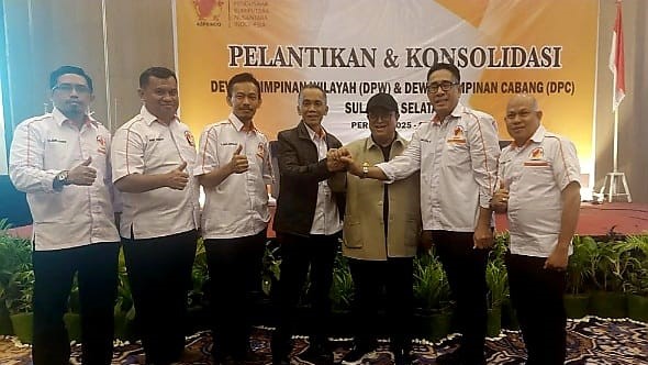 Ketua Umum ASPRINDO Jose Rizal (tiga dari kanan) berfoto bersama para pengurus ASPRINDO DPW Sulawesi Selatan periode 2025-2030 usai acara pelantikan di Makassar, Jumat (7/2) malam. (Foto: Vitto Zabdiel/Warta Lentera)