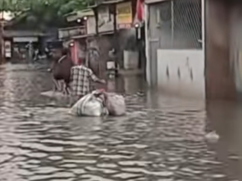 Banjir di kawasan Cengkareng, Jakarta Barat, Sabtu (8/2/2025). (Tiktok @Galeryku)
