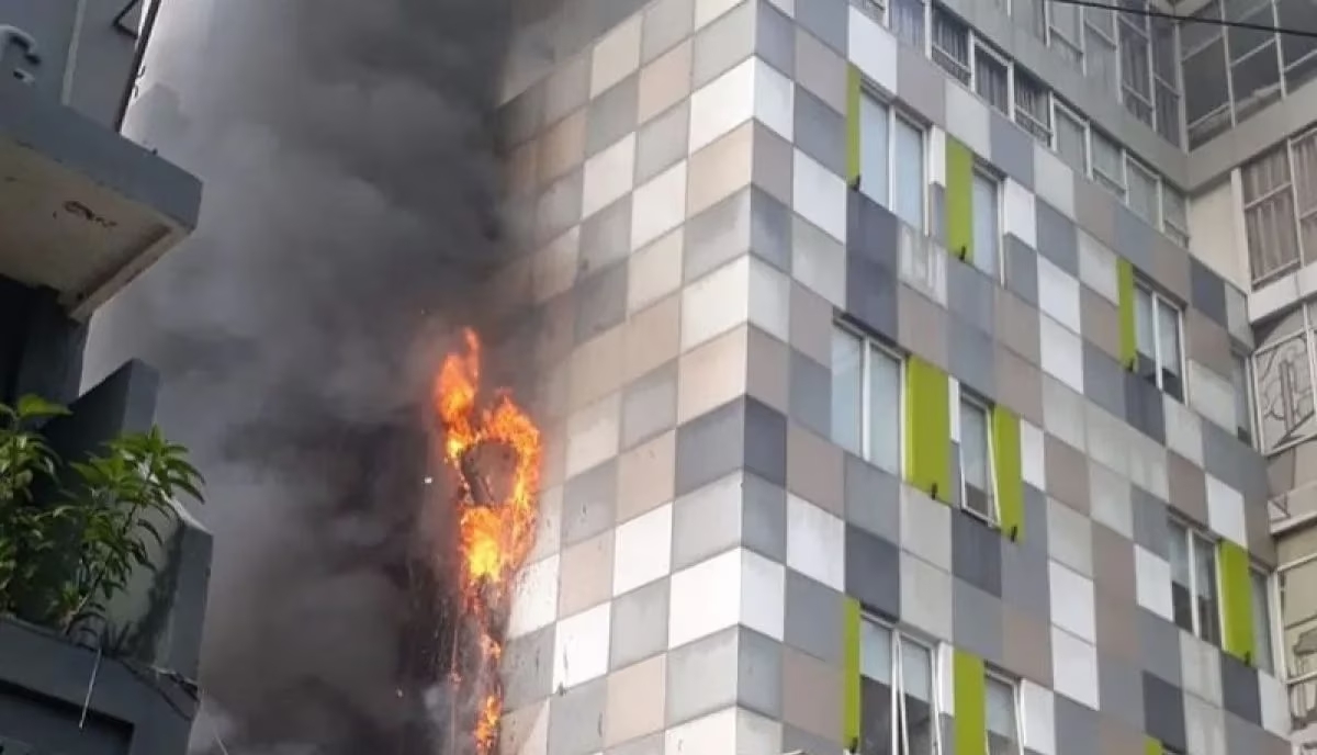 Kebakaran di Hotel 101 Urban di kawasan Glodok Selatan, Tamansari, Jakarta Barat, Selasa (25/2/2025) tadi pagi. (Istimewa)
