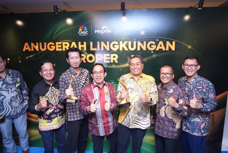 Dirut PTBA Arsa Ismail (tengah) usai menerima Proper Emas dari Kementerian Lingkungan Hidup, Senin (24/2/2025). (Foto: dok.Bukit Asam)