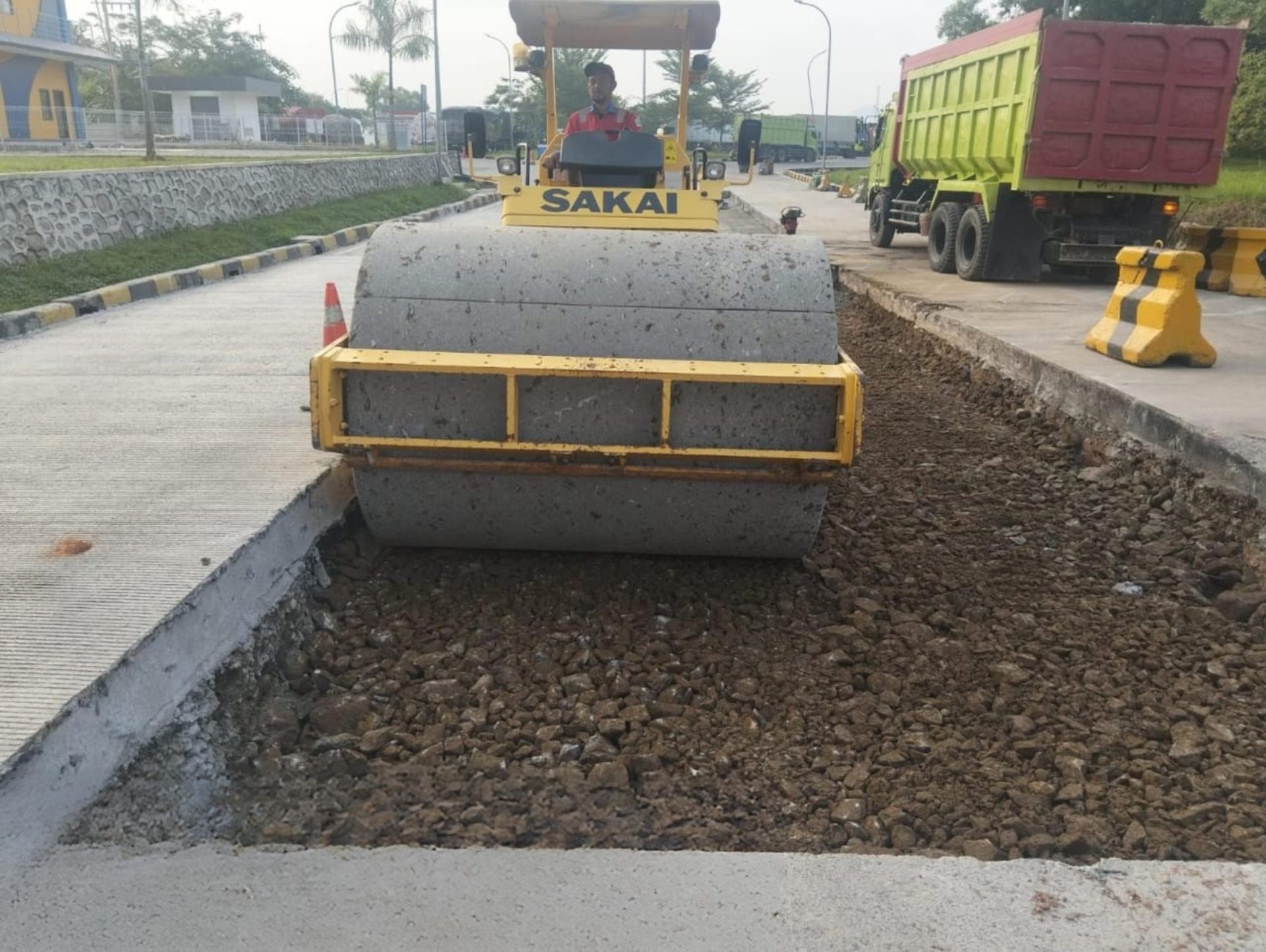 Kegiatan perbaikan jalan di jalur mudik. (dok wartalentera)