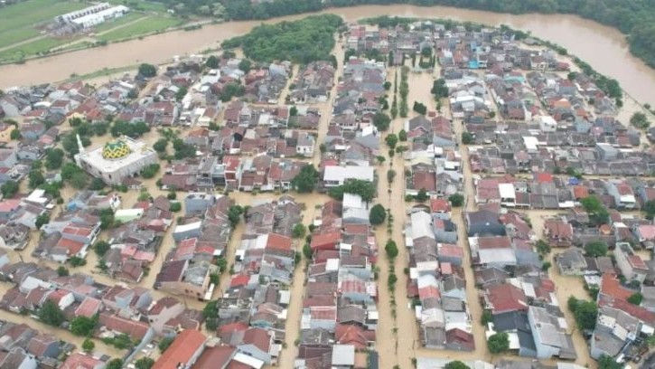Foto udara banjir menggenangi Kota Bekasi, Jawa Barat, Selasa (4/3/2025). (Foto: Antara/HO-BNPB)