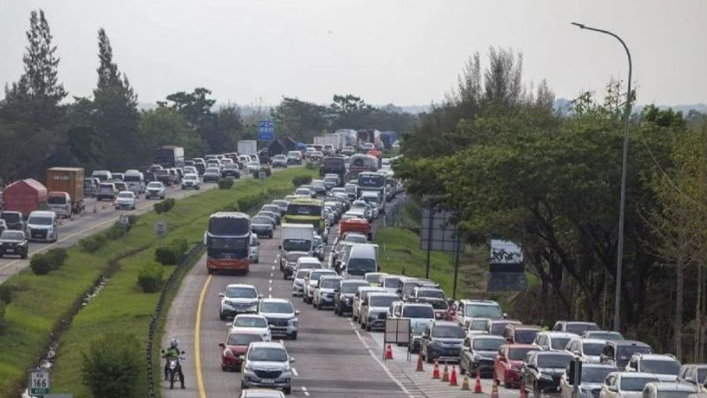 Sejumlah kendaraan melintas di Jalan Tol Cikopo-Palimanan (Cipali) Majalengka, Jawa Barat. (Foto: dok.Antara)