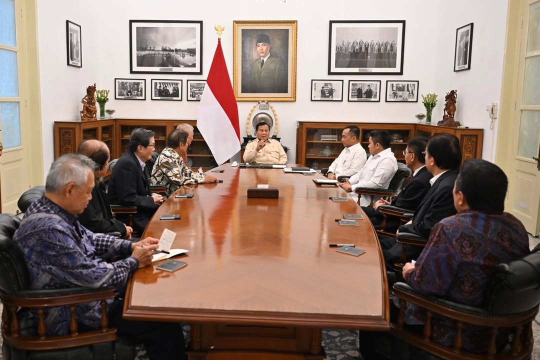 Presiden Prabowo Subianto bersama pengusaha besar tanah air di Istana Kepresidenan, Jakarta. (dok wartalentera)