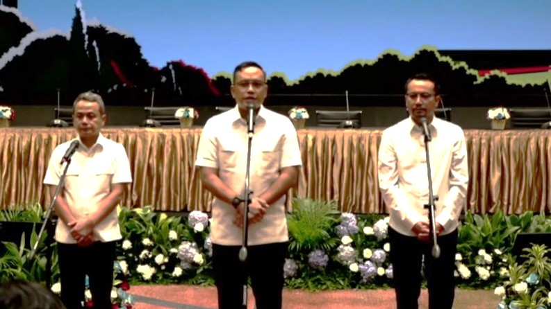 Direktur Utama PT Pertamina (Persero) Simon Aloysius Mantiri menyampaikan permohonan maaf kepada masyarakat dalam Konferensi Pers yang disiarkan langsung melalui channel YouTube Pertamina, Senin (3/3/2025). (Foto: tangkapan layar YouTube @Pertamina)