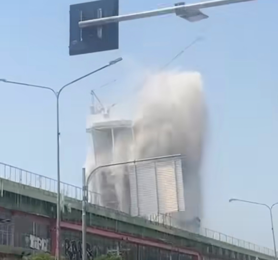 Gedung pencakar langit di Bangkok, Thailand roboh akibat gempa berkekuatan 7,7 magnitudo, Jumat (28/3/2025). (TikTok @jkt.spot)
