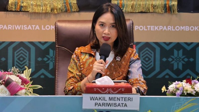 Wamenpar Ni Luh Puspa dalam acara Sharing Session Bersama Wakil Menteri Pariwisata dan Wakil Menteri Perlindungan Pekerja Migran Indonesia (P2MI) di Poltekpar Lombok, Rabu (26/3/2025). (Foto: Kemenpar for Warta Lentera)