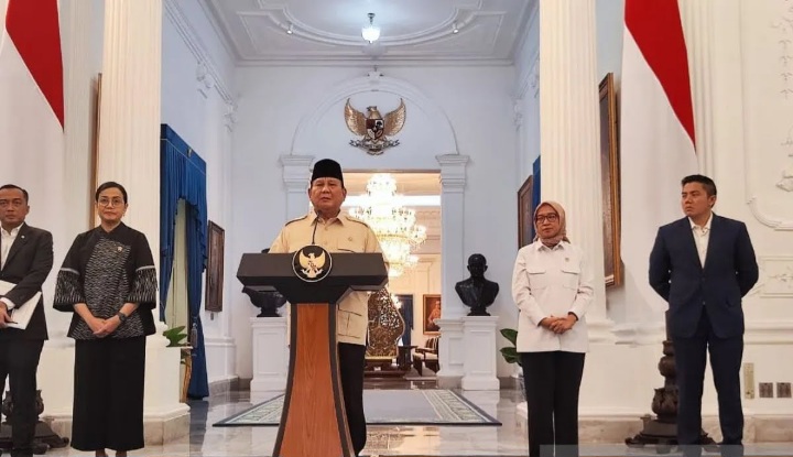 Presiden RI Prabowo Subianto menjelaskan empat kebijakan yang dikeluarkannya menjelang Idul Fitri 2025 dalam konferensi pers di Istana Kepresidenan, Jakarta, Selasa (11/3/2025). (Foto: Antara)