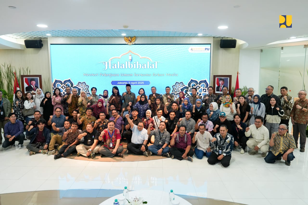 Menteri PU Dody Hanggodo berfoto bersama dengan awak media nasional. (Foto. Vita Kartono) 