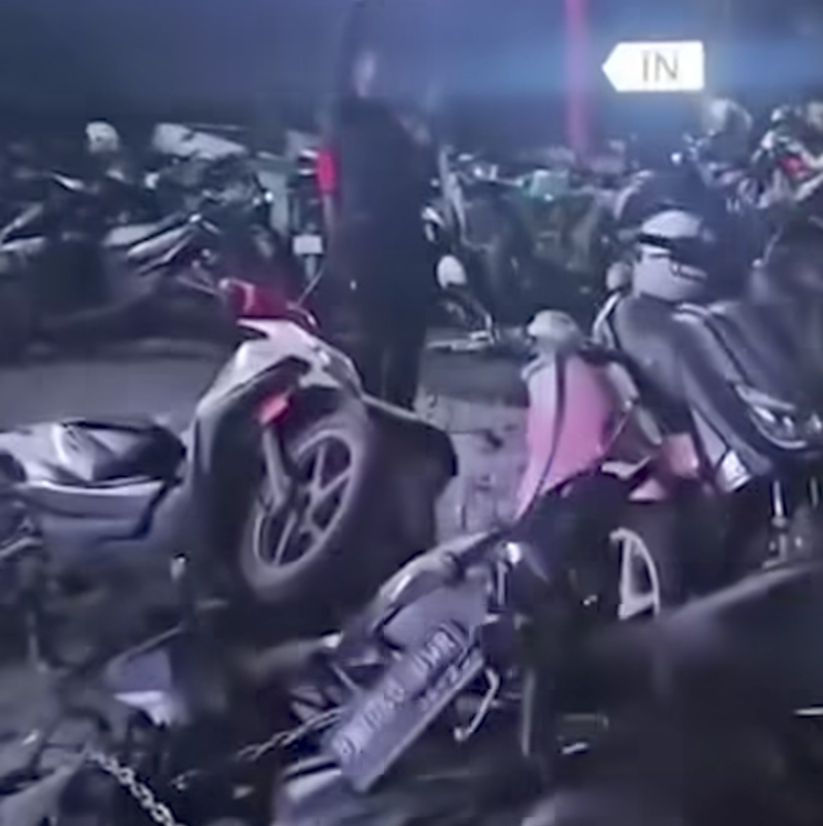 Sejumlah motor yang rusak parah akibat ditabrak sebuah mobil listrik di kawasan Sunter, Jakarta Utara, Sabtu (19/4/2025). (Instagram @priok.id)