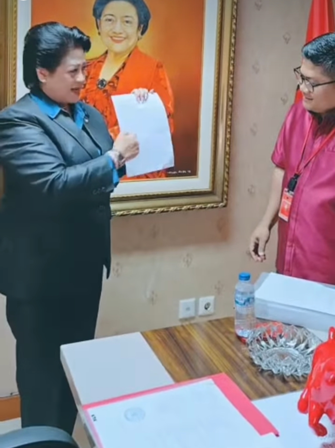 Pengamat Militer Connie Rahakundini Bakrie menyerahkan sejumlah dokumen Rusia titipan Sekjen PDIP Hasto Kristiyanto kepada Wakil Sekjen PDIP Aryo Adhi Dharmo. (IG @connierahakundinibakrie)