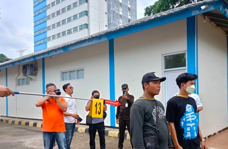 Polres Metro Jakarta Timur menggelar prarekonstruksi terkait tewasnya mahasiswa Kenzha Erza Walewangko (22) di dalam area kampus Universitas Kristen Indonesia (UKI), Cawang, Jakarta Timur, Rabu (26/3/2025). (ANTARA/Siti Nurhaliza) 