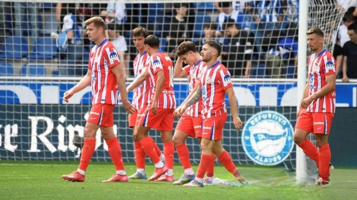 Pemain Atletico Madrid bereaksi setelah rampungnya laga menghadapi Deportivo Alaves pada pekan ke-34 Liga Spanyol di Stadion Mendizorroza, Vitoria-Gasteiz, Sabtu (3/5/2025). (Foto: AFP)