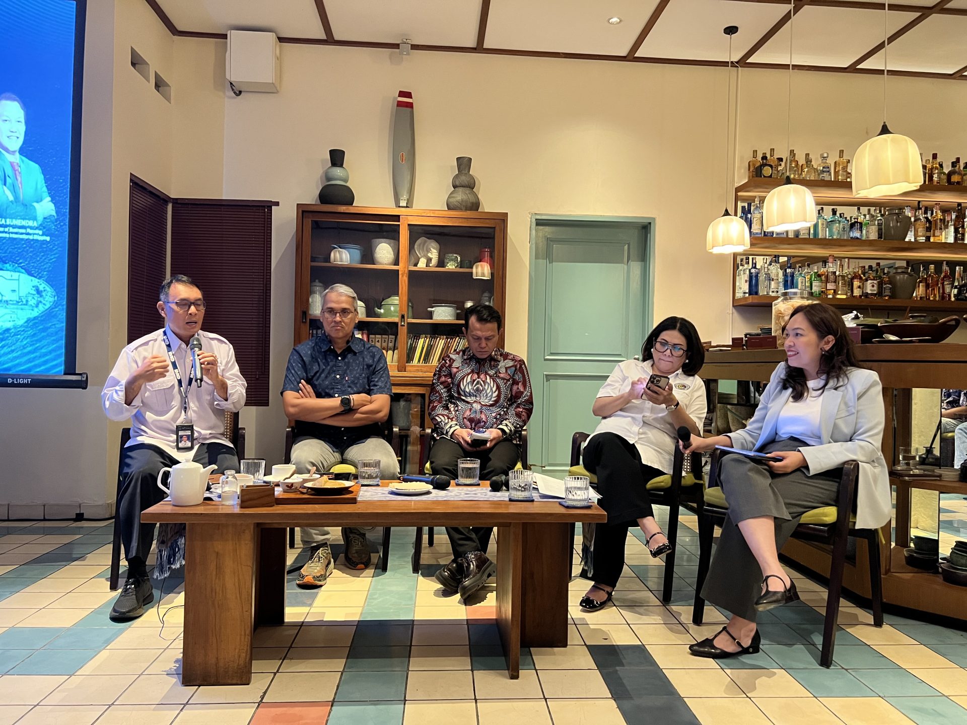 Direktur Jenderal Perhubungan Laut (Dirjen Hubla) Kementerian Perhubungan (Kemenhub) Capt. Antoni Arif Priadi (kiri) bersama dengan Pelindo, Pertamina International Shipping, dan INSA. (Vita Kartono)