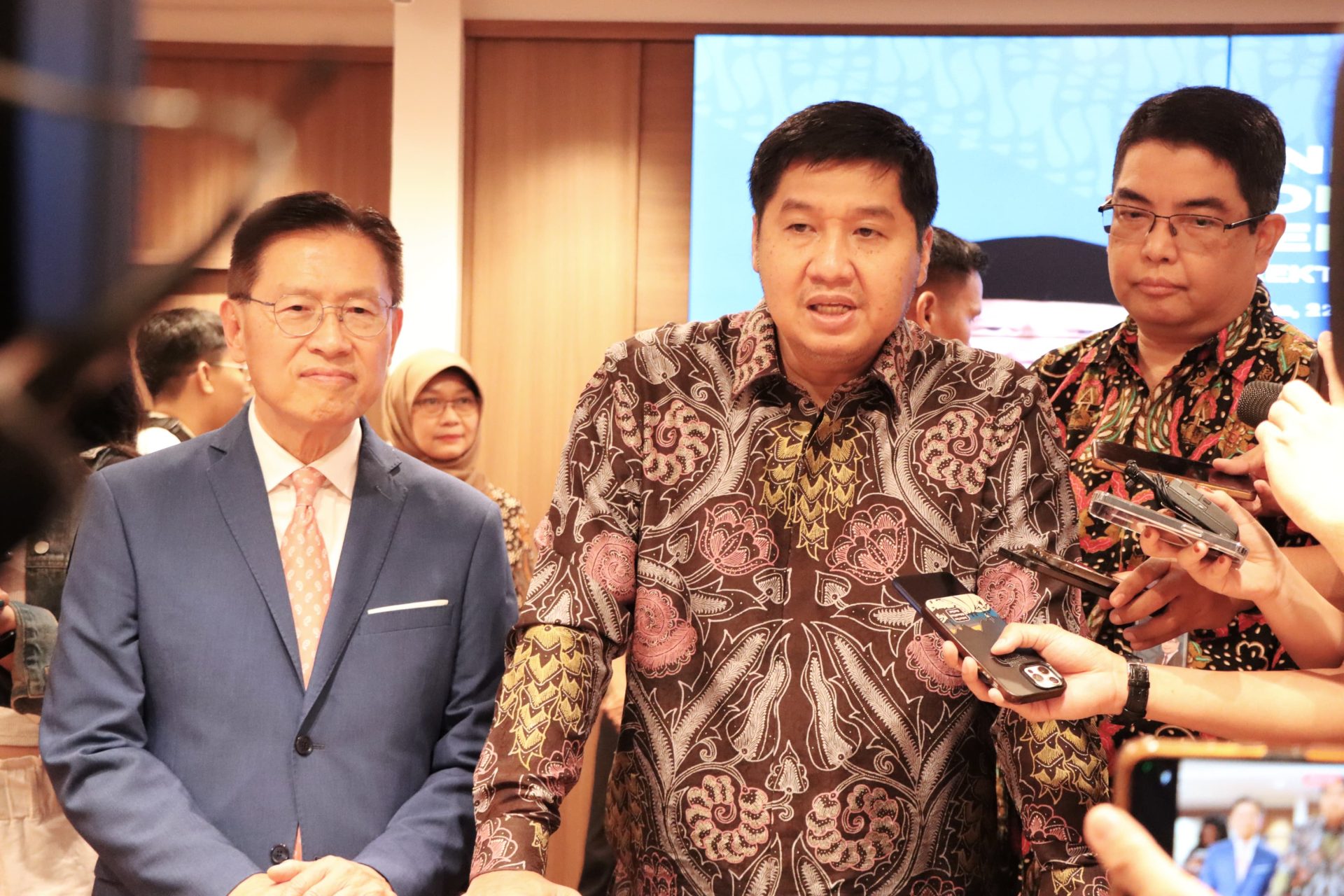 Menteri Perumahan dan Kawasan Permukiman (PKP) Maruarar Sirait (kanan) bersama dengan CEO Lippo Group James Riady (kiri) di kantor Kementerian PKP, Jakarta. (Vita Kartono)