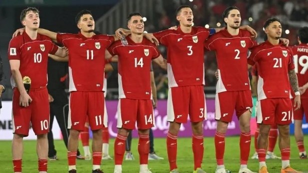 Sejumlah pesepak bola dan staf Timnas Indonesia menyanyikan lagu Tanah Airku usai mengalahkan Timnas Bahrain pada laga Grup C putaran ketiga Kualifikasi Piala Dunia 2026 Zona Asia di Stadion Utama Gelora Bung Karno, Senayan, Jakarta, Selasa (25/3/2025). (