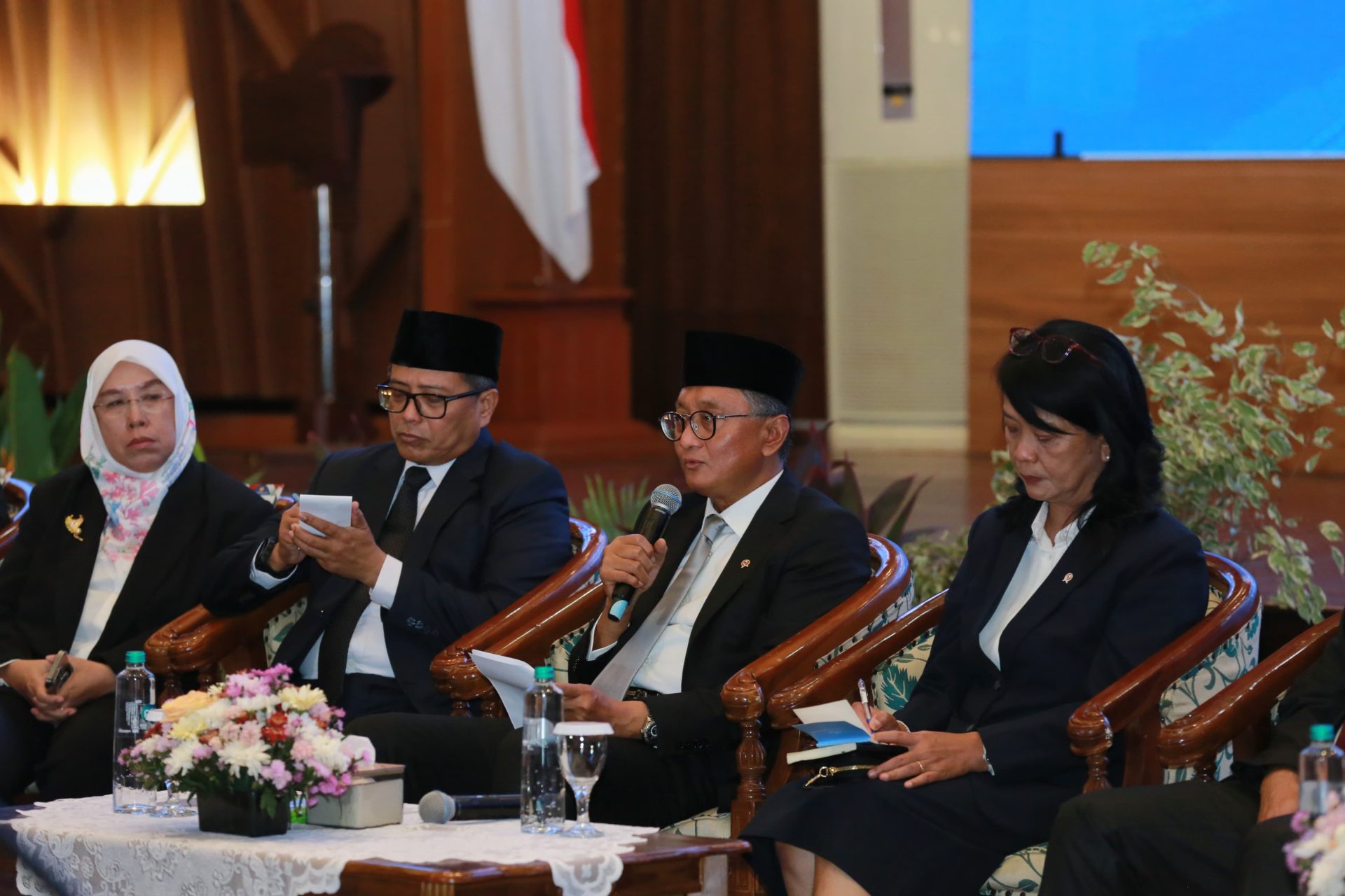 Menteri PU Dody Hanggodo (dua dari kanan) bersama jajarannya saat pemaparan persiapan Kementerian PU dalam menyambut kedatangan Presiden Prancis Emmanuel Macron ke Indonesia kepada wartawan. (Vita Kartono) 