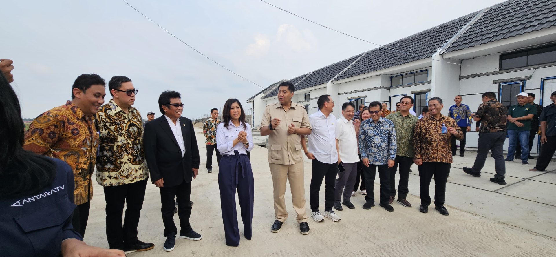 Menteri PKP Maruarar Sirait (berbaju coklat) bersama Menteri Komdigi Meutya Hafid (kemeja putih) saat meninjau rumah subsidi untuk wartawan Perumahan Gran Harmoni Cibitung di Kabupaten Bekasi, Jawa Barat. (Vita Kartono) 