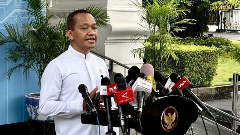 Menteri ESDM Bahlil Lahadalia menjawab pertanyaan wartawan saat dia ditemui di Istana Kepresidenan, Jakarta, Jumat (23/5/2025). (Foto: Antara)