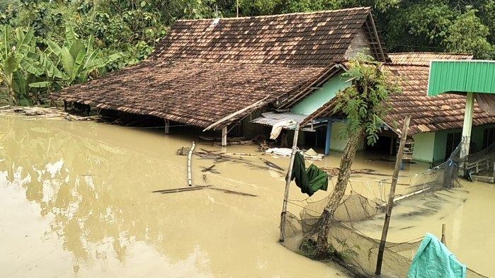 Salah satu rumah milik warga di Kabupaten Blora yang terendam banjir pada Selasa (20/5/2025). Saat ini genangan air sudah menyusut rata-rata ketinggian 30 sentimeter. (Foto: IST)